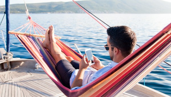 PLAGE-MER-TELEPHONE-shutterstock