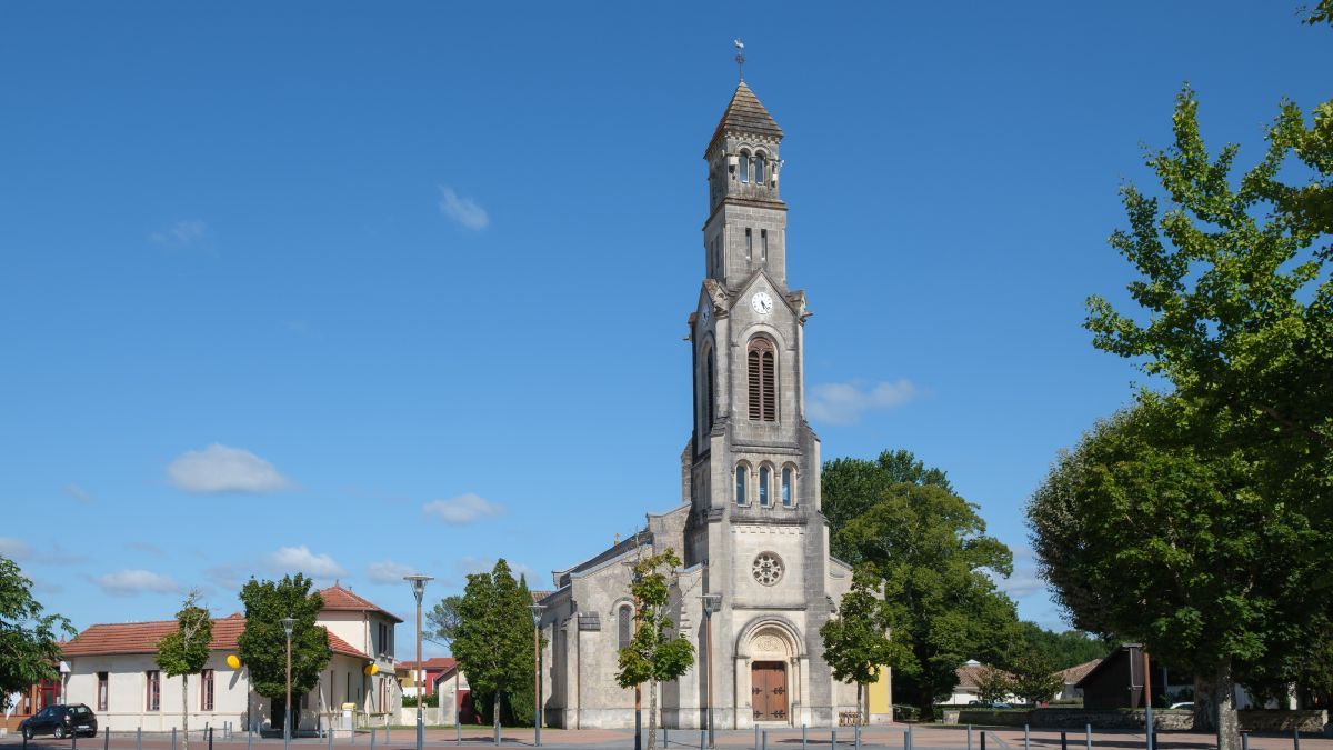 eglise-Saint-Pierre-de-Lege-Cap-Ferret-shutterstock