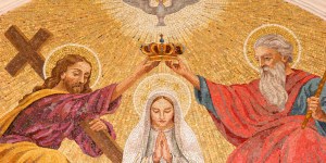 Faut-il incliner la tête à l’invocation du nom de Marie ?