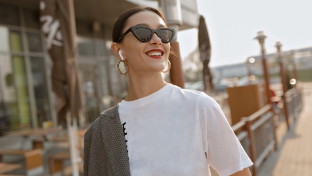 Uśmiechnięta kobieta w okularach