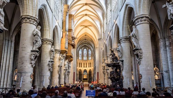 CATHEDRALE-BRUXELLES-SHUTTERSTOCK