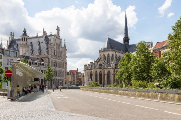 EGLISE-SAINT-PIERRE-LOUVAIN-BELGIQUE-shutterstock