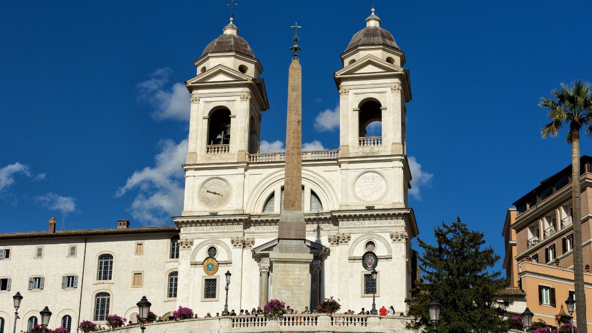 EGLISE-TRINITE-DES-MONTS-ROME-SHUTTERSTOCK