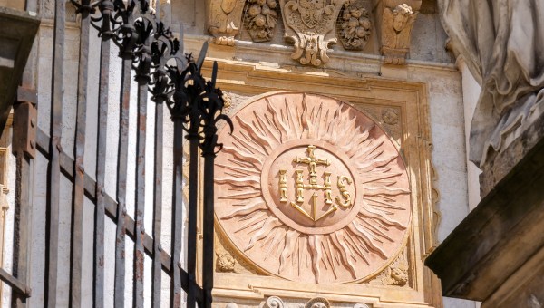 IHS-SYMBOLE-JESUITES-COMPAGNIE-DE-JESUS-shutterstock