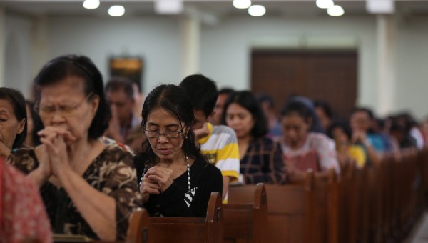 MESSE-CATHOLIQUES-Surabaya-INDONESIE-shutterstock