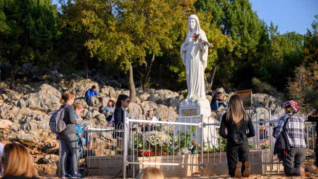 Pilgrims-in-Medjugorje-Statue-of-Virgin-Mary
