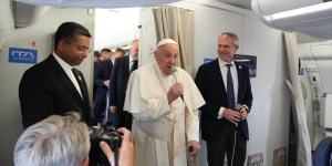 Dans l’avion pour Jakarta, le Pape couvert de cadeaux