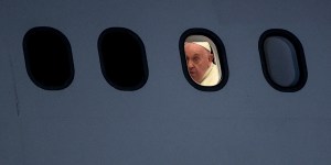 Business ou éco… en quelle classe vole le pape François ?