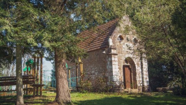 La chapelle située au centre du parc d'attractions Ange Michel, en Normandie.