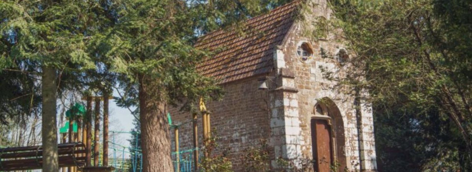 La chapelle située au centre du parc d'attractions Ange Michel, en Normandie.