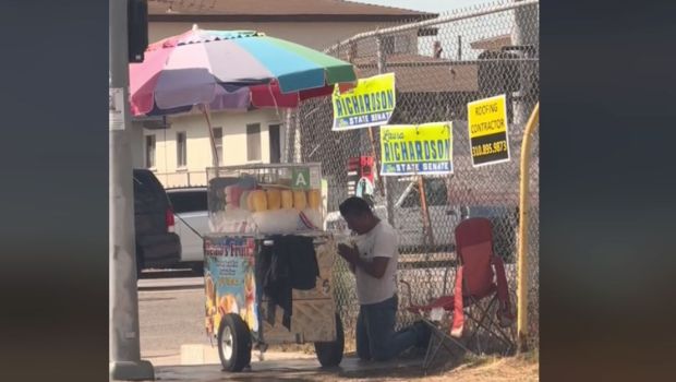 Fruit vendor spotted praying