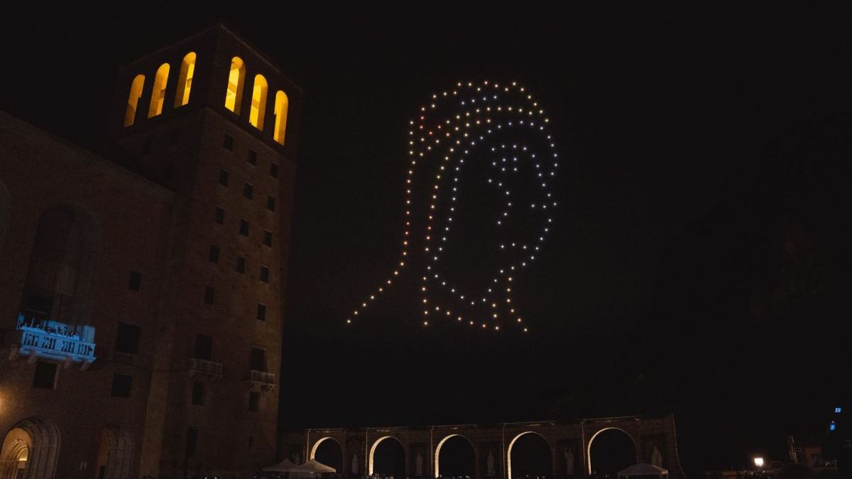 200 drones iluminan Montserrat con la imagen de la Virgen