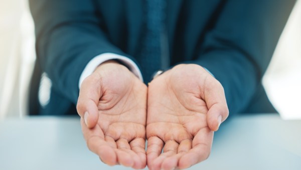 Mężczyzna wyciąga puste dłonie