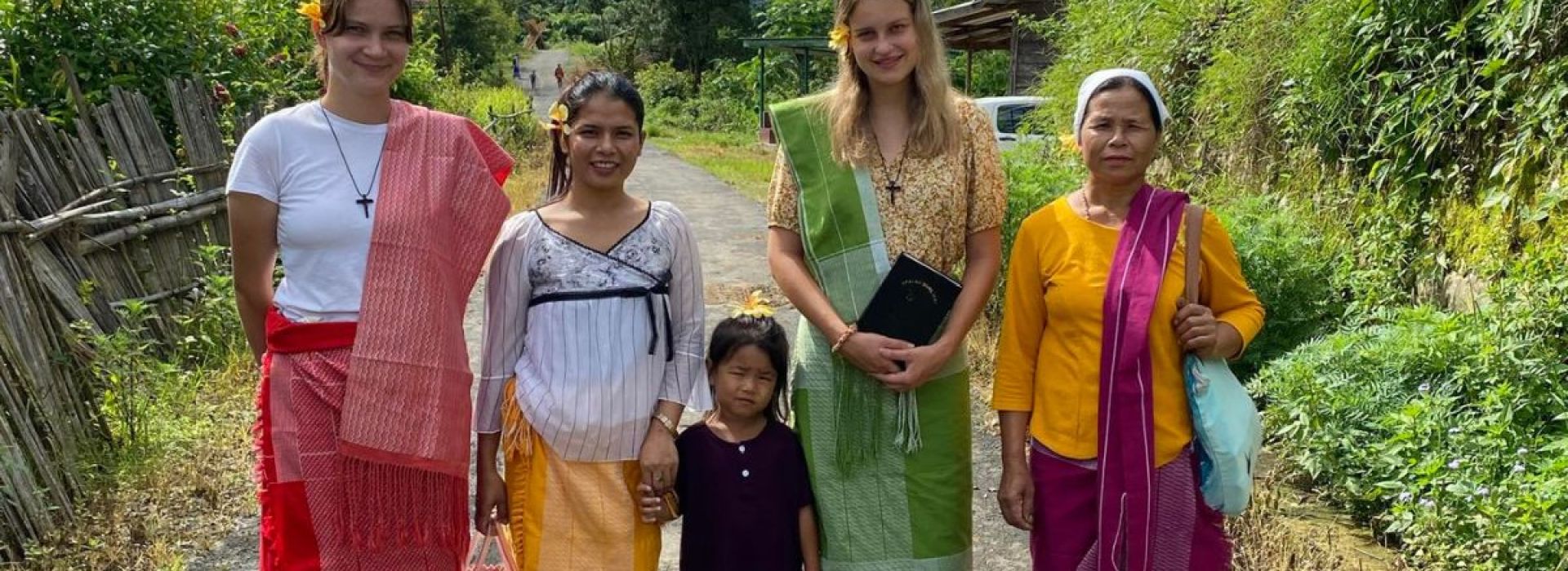 Zosia Dębska i Rozalia Cisoń na misjach w Indiach