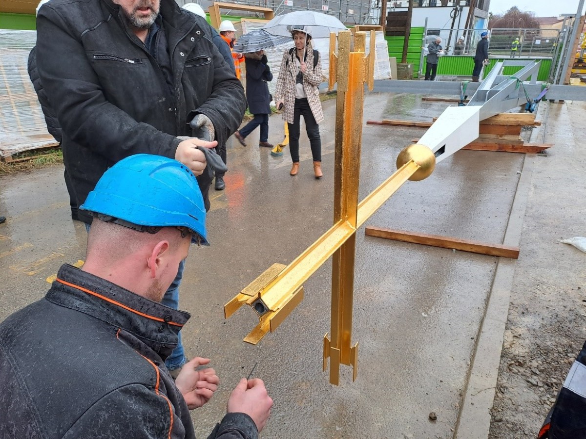 CLOCHER-installation-puis-benediction-de-la-croix-SMB-SAINT-JOSEPH-LE-BIENVEILLANT-Constructions-metaliques-Xavier-Devos