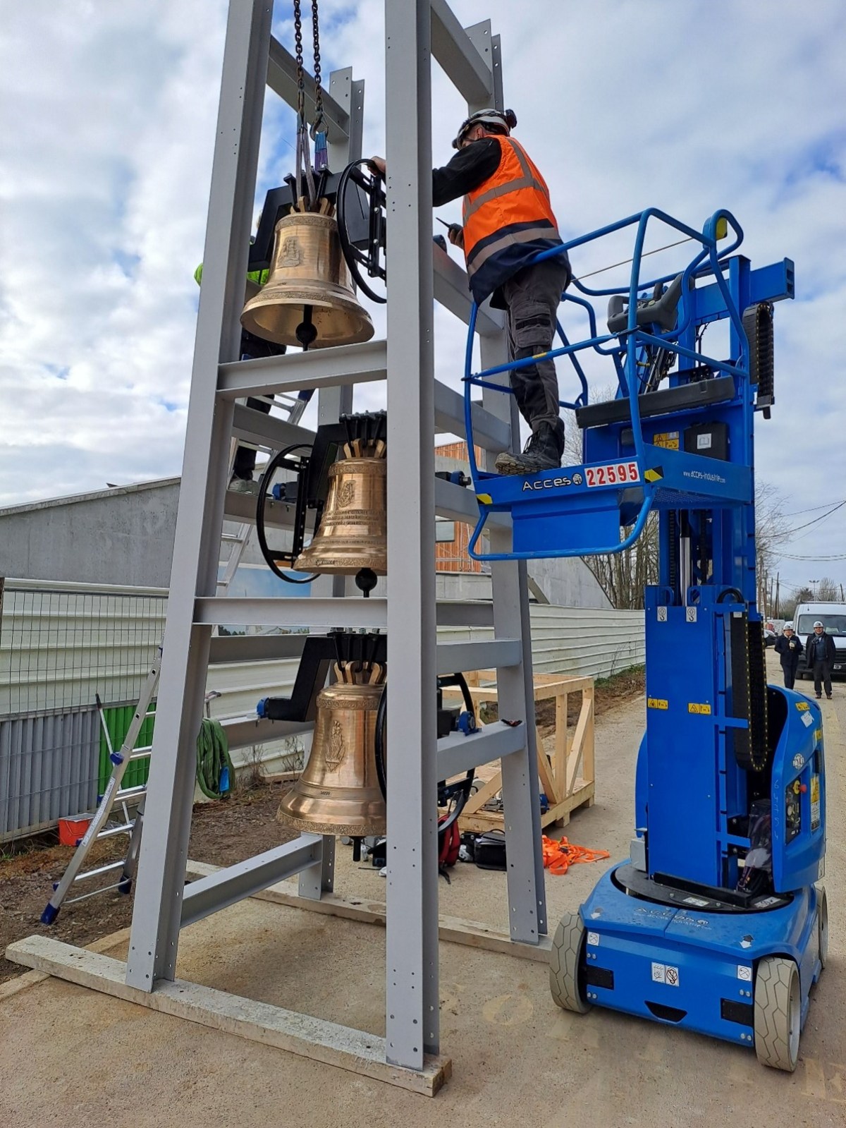 CLOCHER-mise-en-place-des-trois-cloches-SMB-SAINT-JOSEPH-LE-BIENVEILLANT-Constructions-metaliques-Xavier-Devos