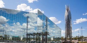 En Californie, une étonnante cathédrale de cristal pour la gloire de Dieu