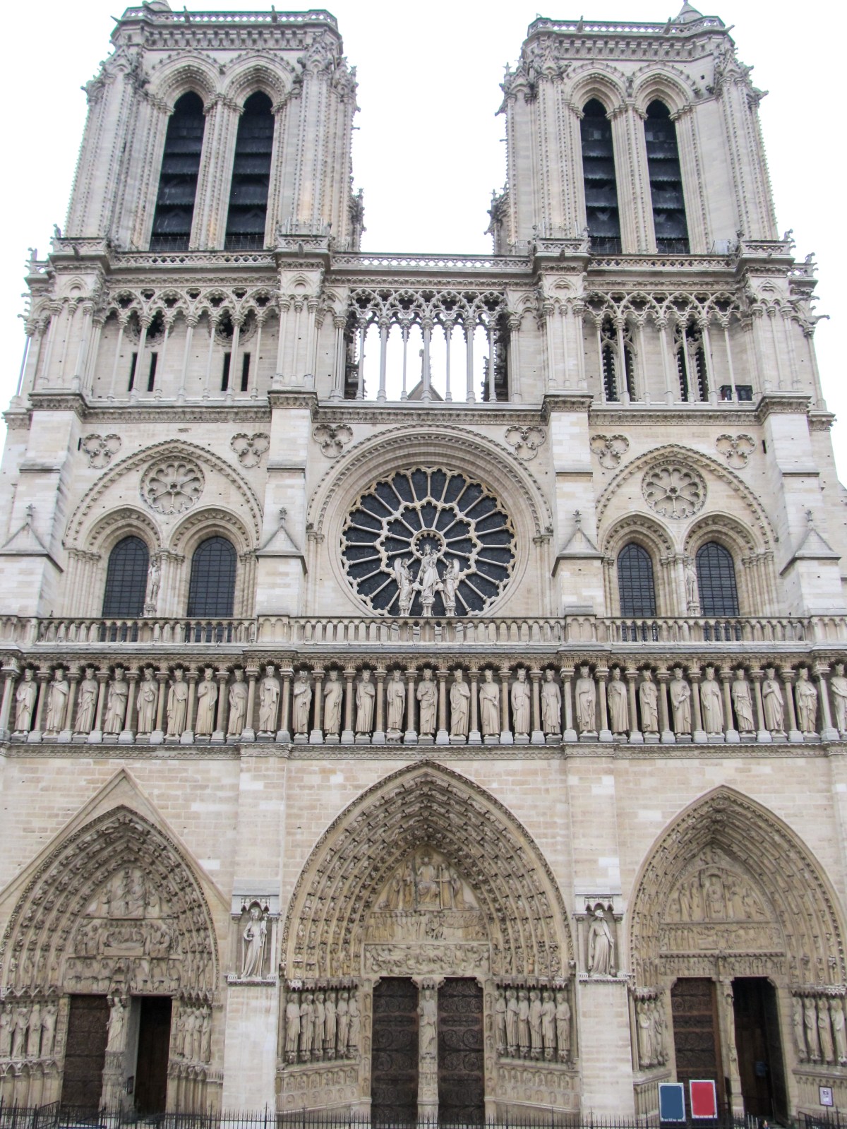 FACADE-OCCIDENTALE-NOTRE-DAME-PARIS-shutterstock