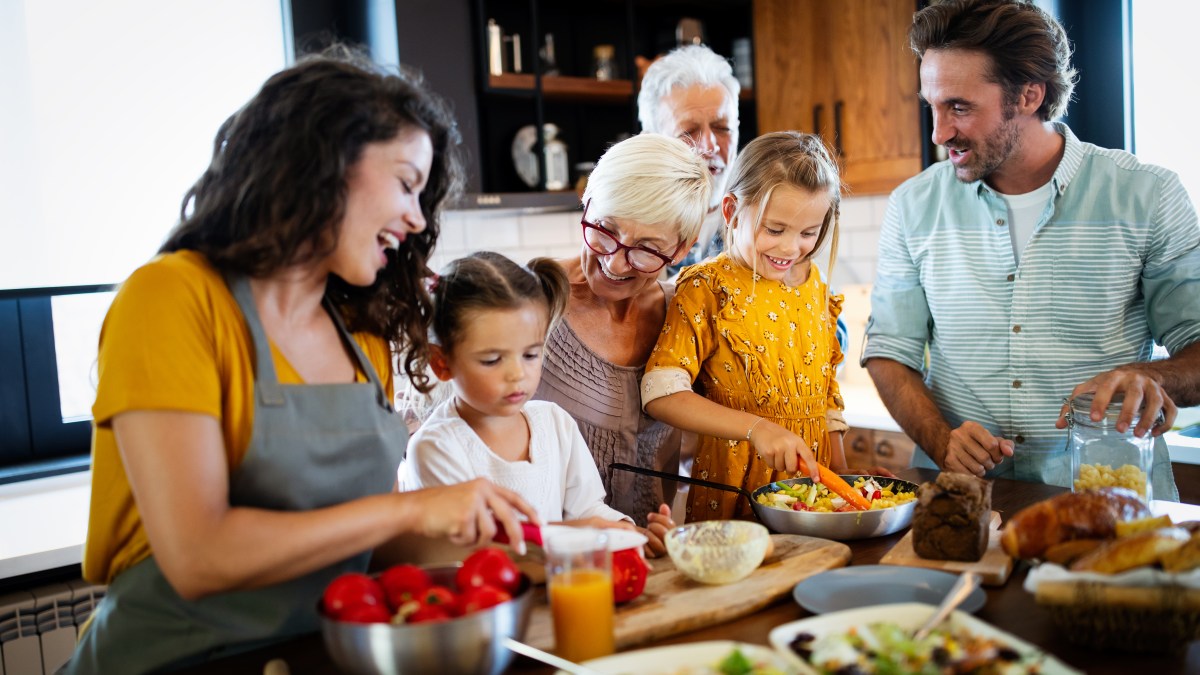 FAMILLE-DINER-shutterstock