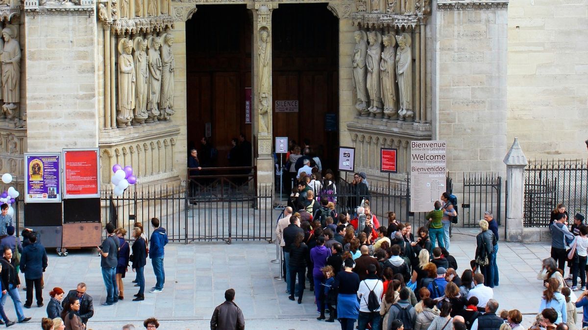 FIL-ATTENTE-ENTREE-NOTRE-DAME-SHUTTERSTOCK