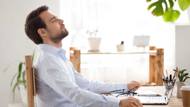 HOMME-CALME-BUREAU-shutterstock