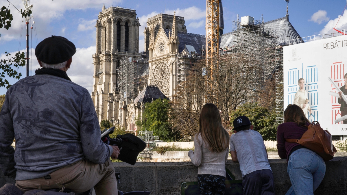 J-43 : Notre-Dame se révèle petit à petit dans sa splendeur