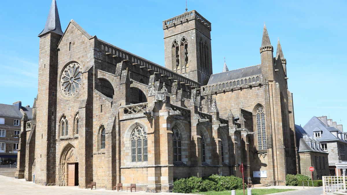 NOTRE-DAME-DE-VIRE-EGLISE-NORMANDIE-SHUTTERSTOCK