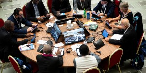 Dans quelle langue communiquent les membres du Synode ? 