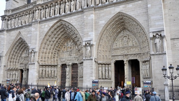PARVIS-NOTRE-DAME-ENTREE-shutterstock