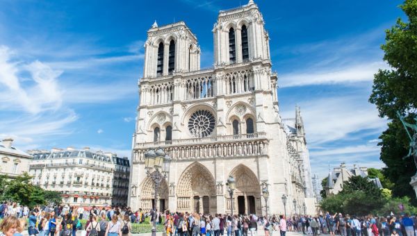 PARVIS-TOURISTES-NOTRE-DAME-SHUTTERSTOCK