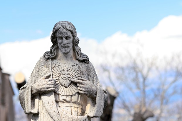 STATUE-SACRE-COEUR-DEVOTION-shutterstock