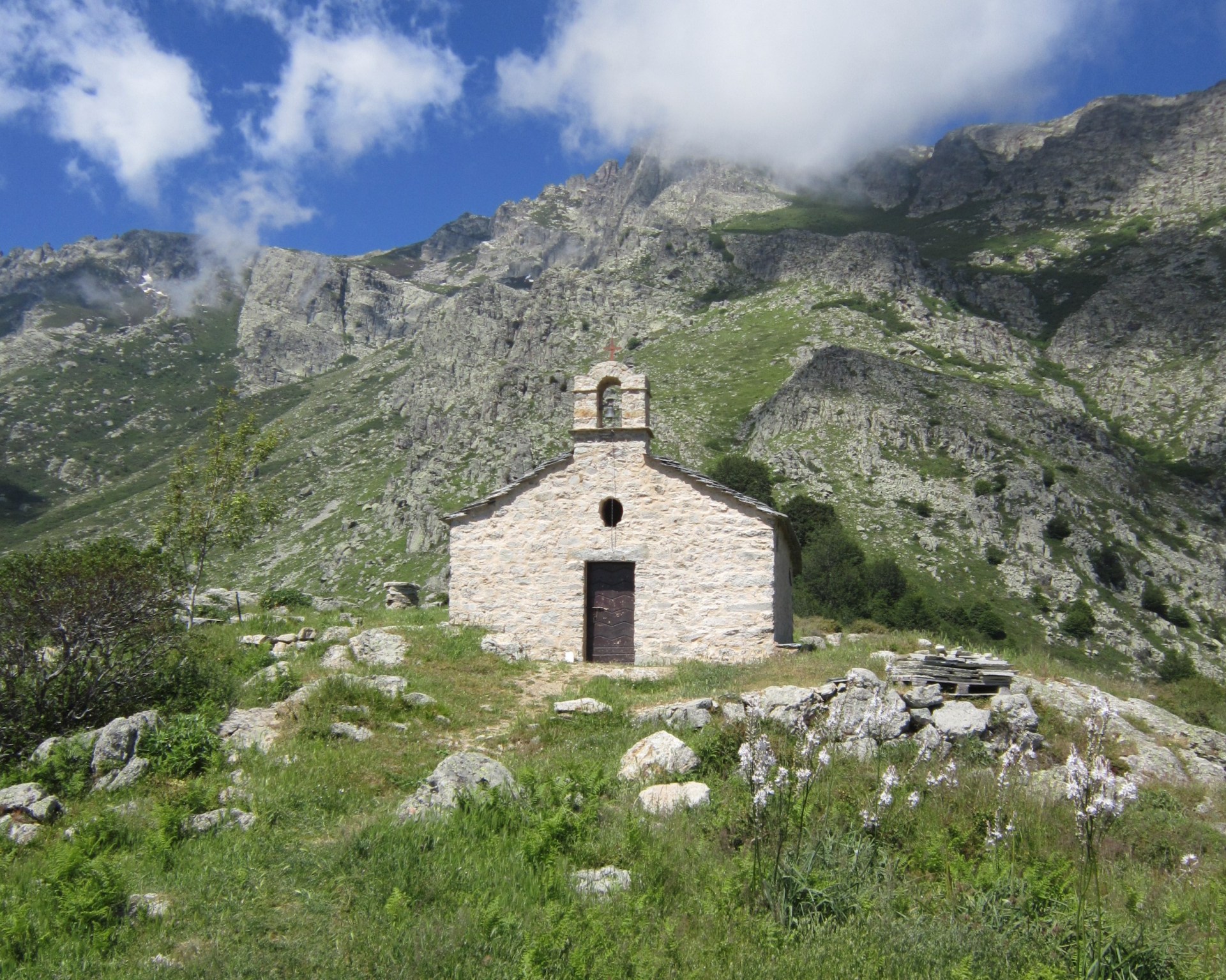 10-Chapelle_San_Eliseu-photo-TeletubAstyanax-CC-BY-SA-3.0-via-Wikimedia-Commons.jpeg