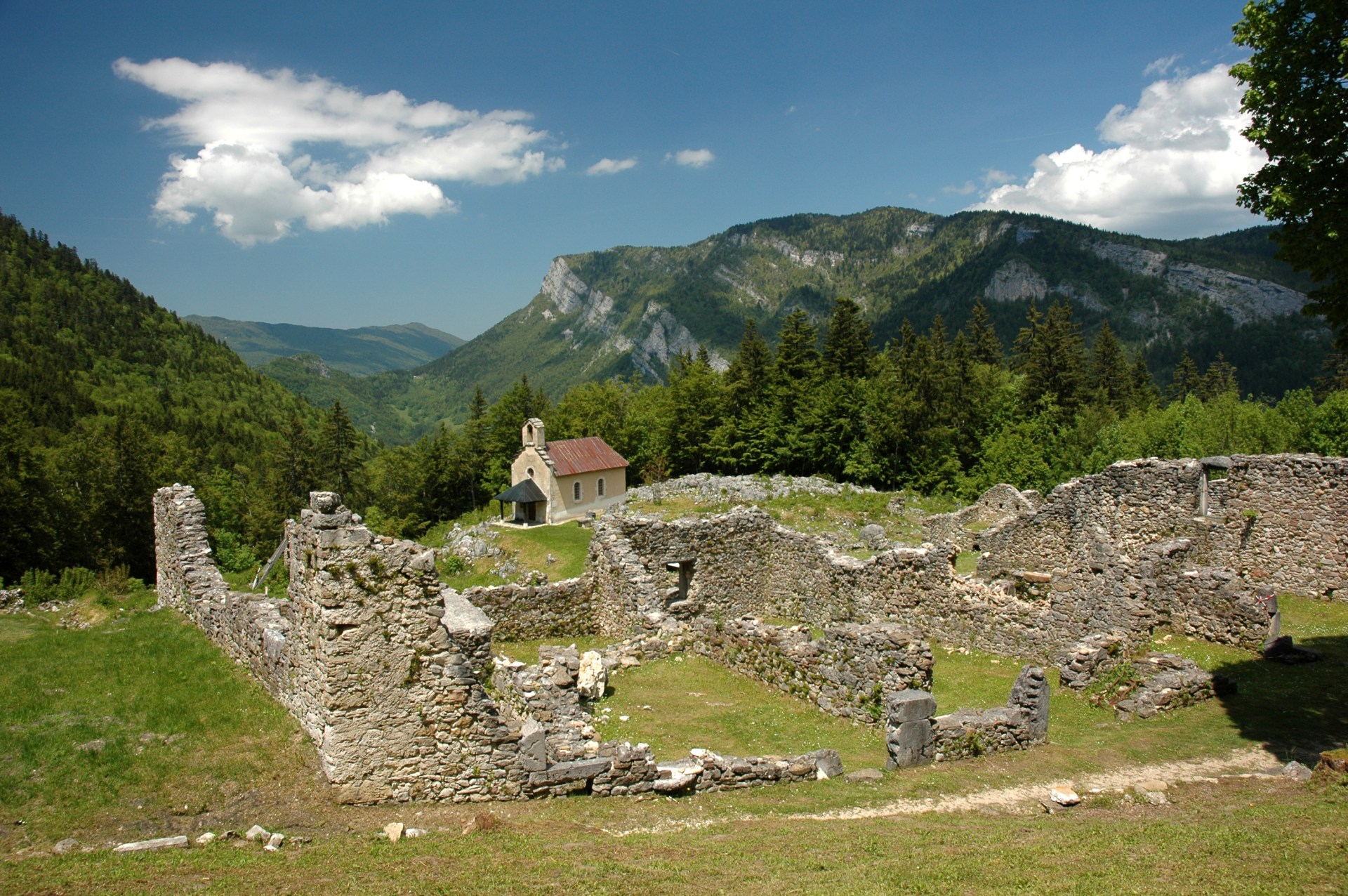 7-France_Rhone-Alpes_Isere_Valchevriere-©-Calips-CC-BY-SA-3.0-via-Wikimedia-Commons