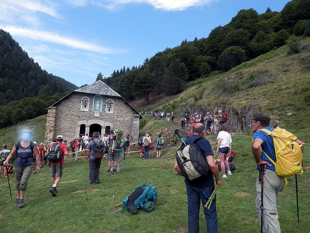 8-Chapelle_de_lIsard_commune_dAntras_lors_du_pelerinage-©-Puechtaurignan-CC-BY-SA-4.0-via-Wikimedia-Commons