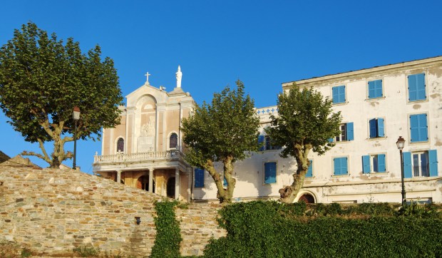 EGLISE-LAVASINA-CORSE-shutterstock