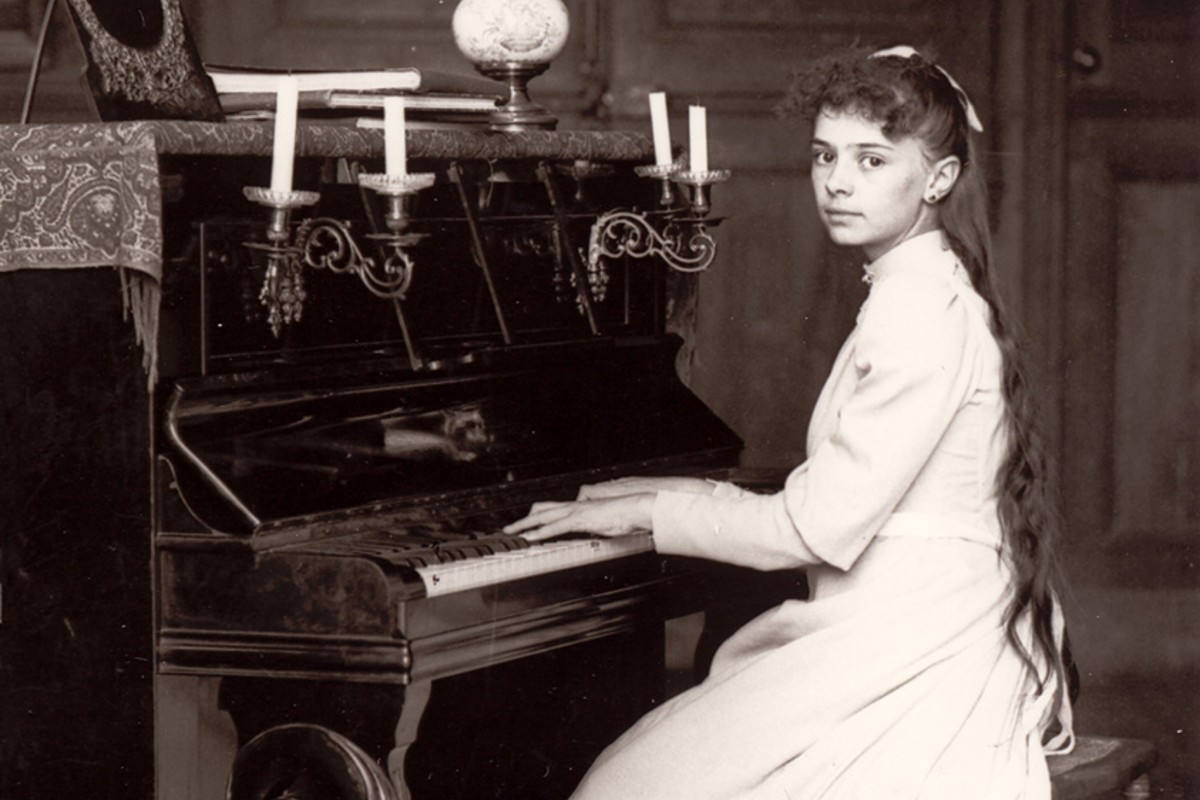Elisabeth_de_la_Trinite_jouant_du_piano.jpg