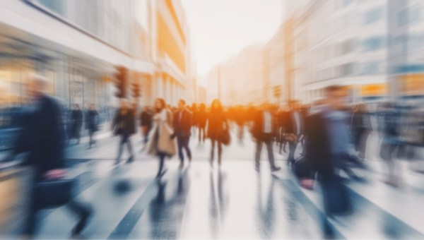 FOULE-RUE-LUMIERE-shutterstock