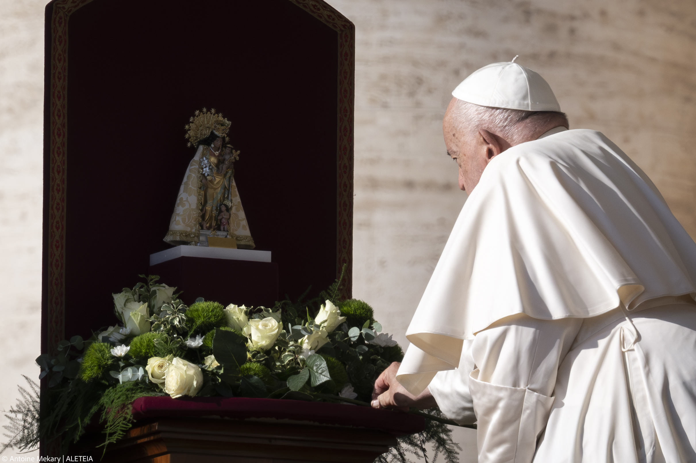 François prie devant la “Vierge des Délaissés”, patronne de Valence