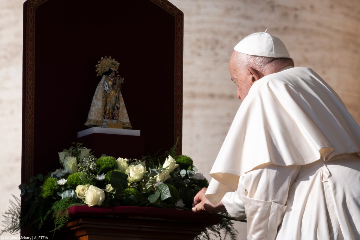François prie devant la “Vierge des Délaissés”, patronne de Valence