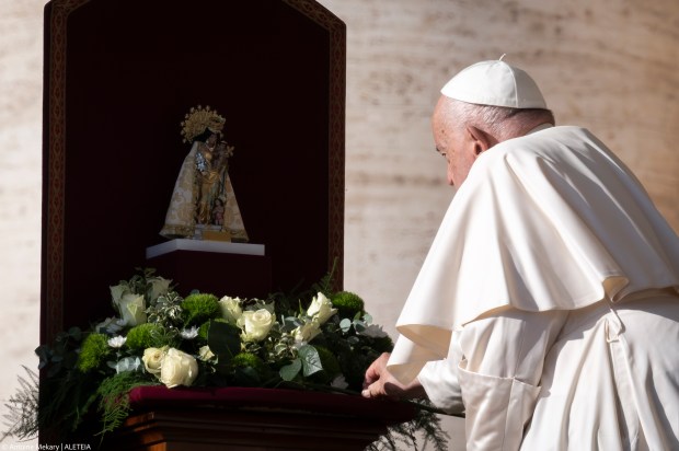 François prie devant la “Vierge des Délaissés”, patronne de Valence