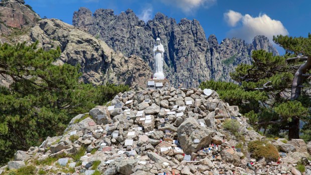 Statue-de-la-Vierge-Marie-au-col-de-Bavella-shutterstock