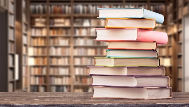 Pile de livres sur le bureau dans la bibliothèque publique