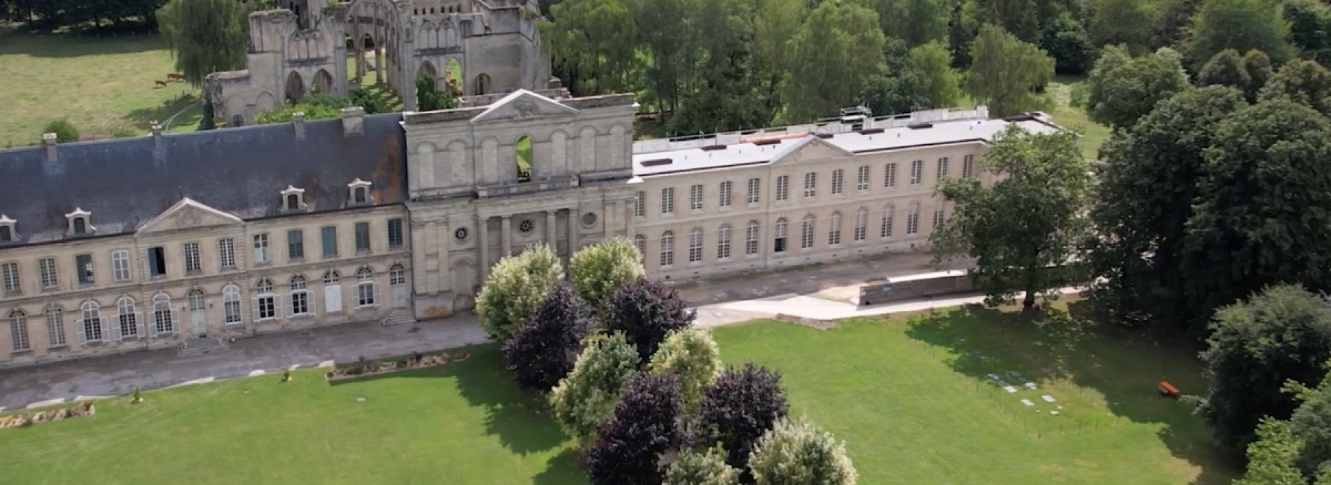 vue-aerienne-abbaye-ourscamp