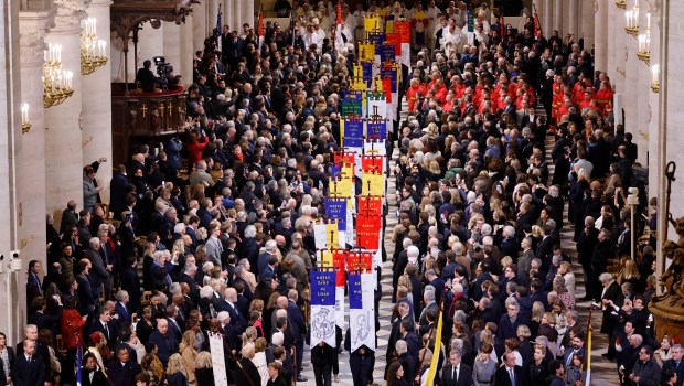 Une procession de 113 bannières pour le retour à Notre-Dame