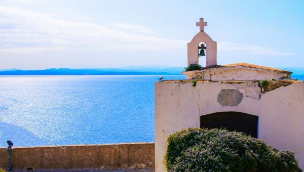 CHAPELLE-SAINT-ROCH-BONIFACIO-CORSE-SHUTTERSTOCK