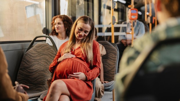 FEMME-ENCEINTE-PREGNANT-WOMAN-BUS-shutterstock