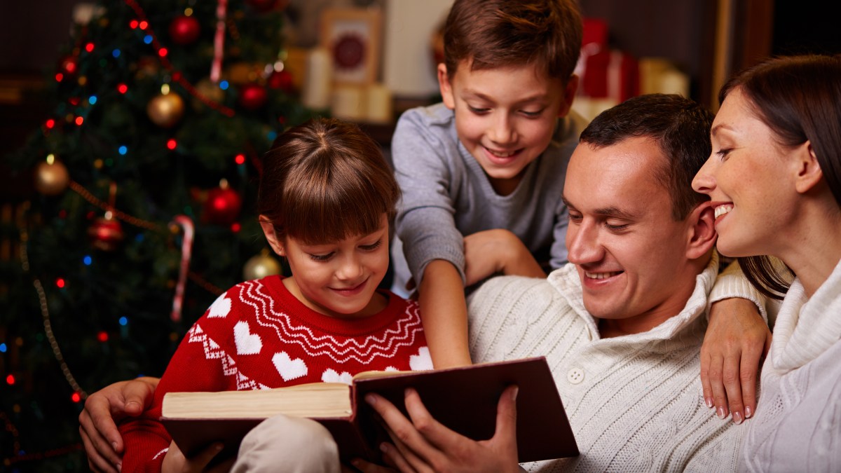 Famille-qui-lit-un-conte-de-Noel-.jpg