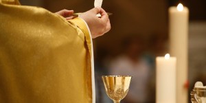 Jésus est-il présent dans une moitié d’hostie ?