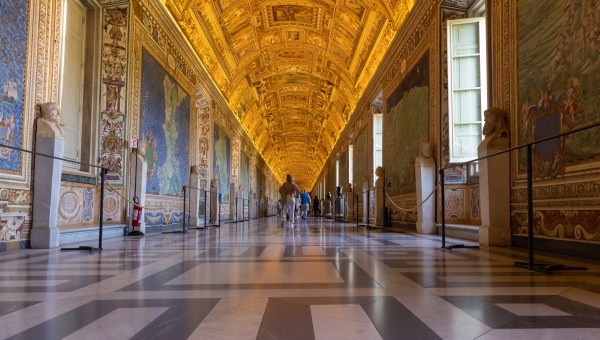 Musee-de-la-ville-du-Vatican.-Galerie-de-cartes.-Hall-avec-sol-en-marbre-et-plafond-en-or.-Rome-Vatican