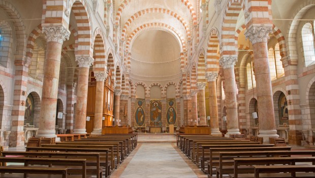NEF-EGLISE-SAINT-ETIENNE-JERUSALEM-shutterstock